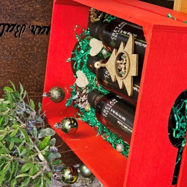 Cretan Treasure Xmas Gift – Wooden tray featuring premium olive oils.